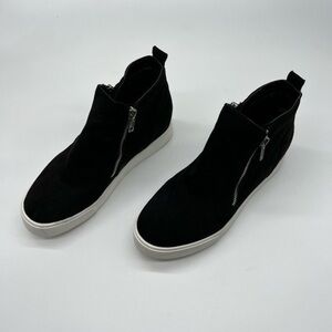 Soda women’s suede sneakers black and white size 8